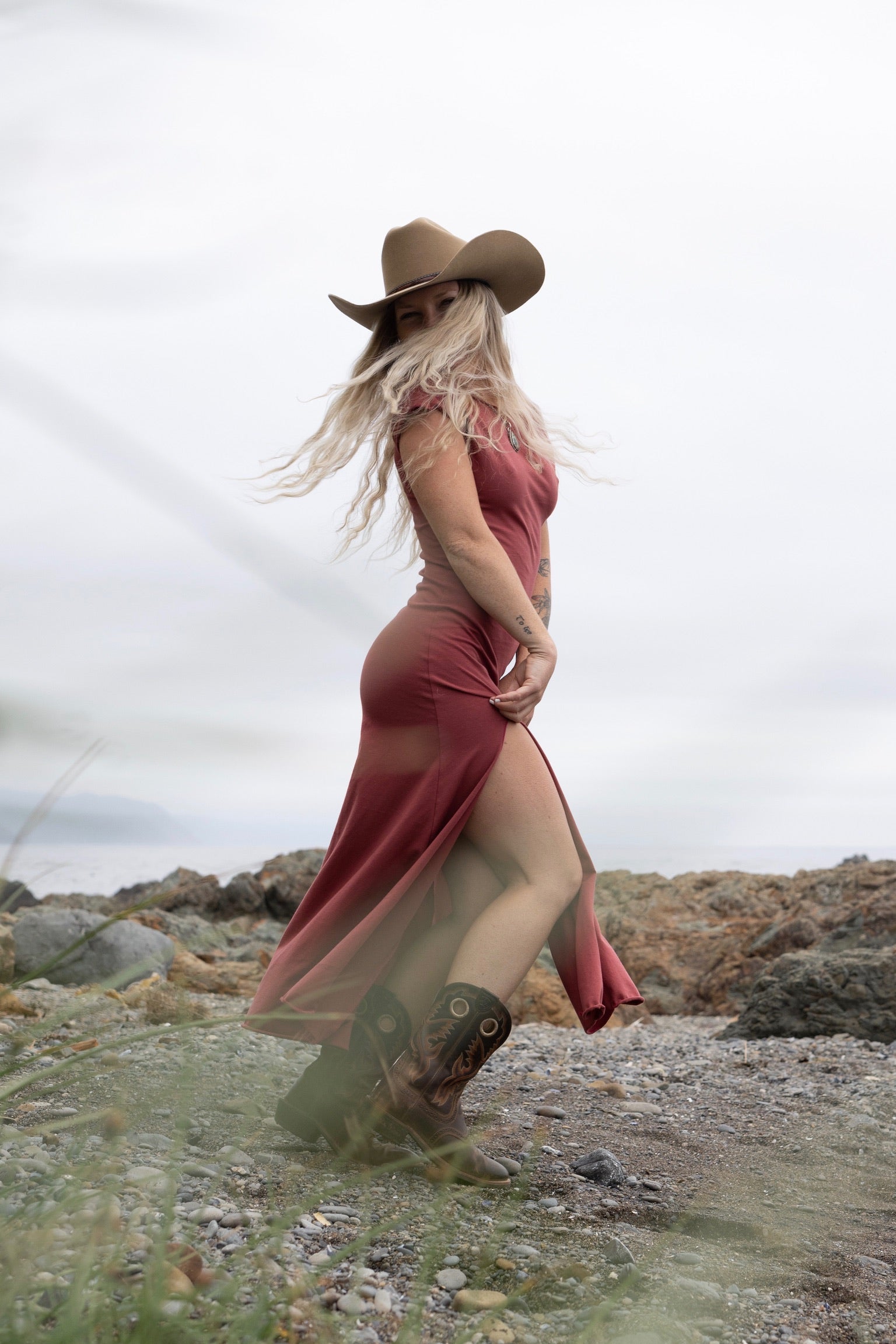 Western Dresses With Cowboy Boots Wedding Cowgirl Hat Simple Maxi Dress With Slits Western Dresses With Cowboy Boots Wedding Cowgirl Hat Simple Maxi Dress With Slits
